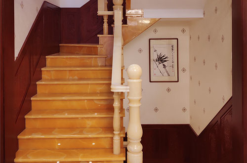 颍泉中式别墅室内汉白玉石楼梯的定制安装装饰效果
